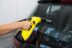 Fenstersauger zum Autowaschen benutzen